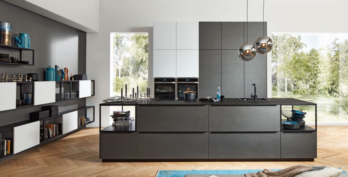 Moderne keuken met donkere elementen