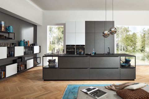 Moderne keuken met donkere elementen