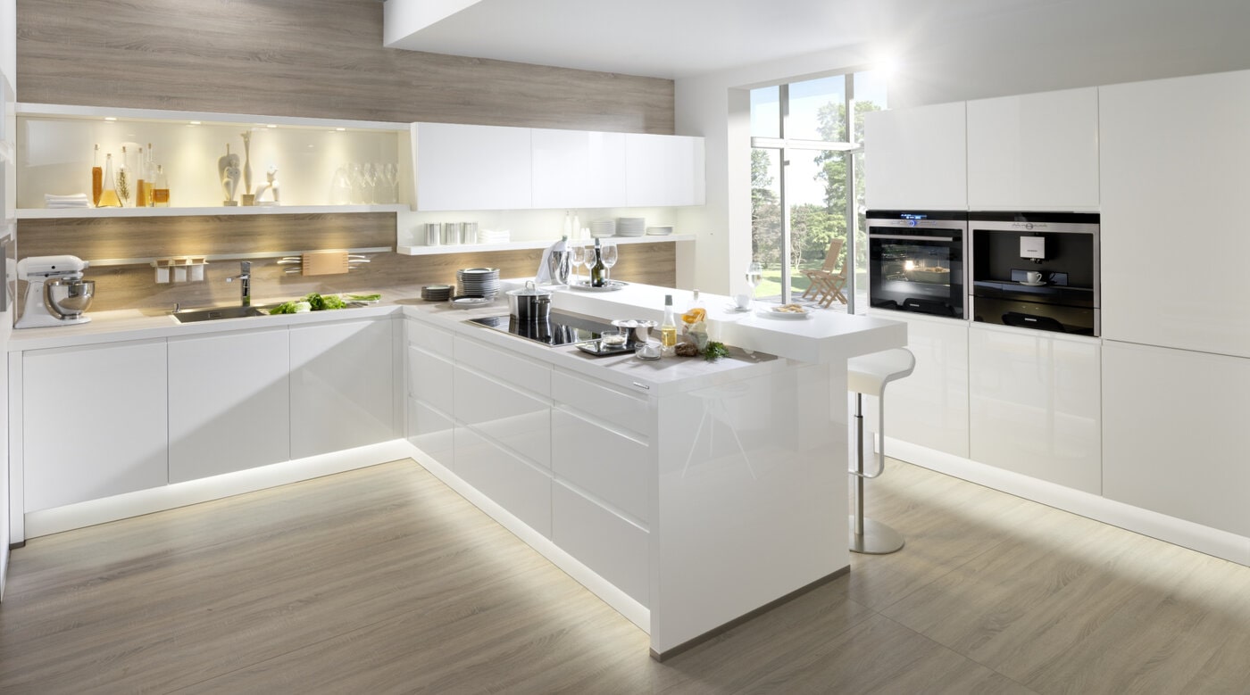 Moderne keuken met witte alpha lak